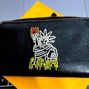 COACH wristlet/women’s leather wallet. Like new. Used a couple of times.